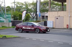 水素で走る車ホンダのクラリティ