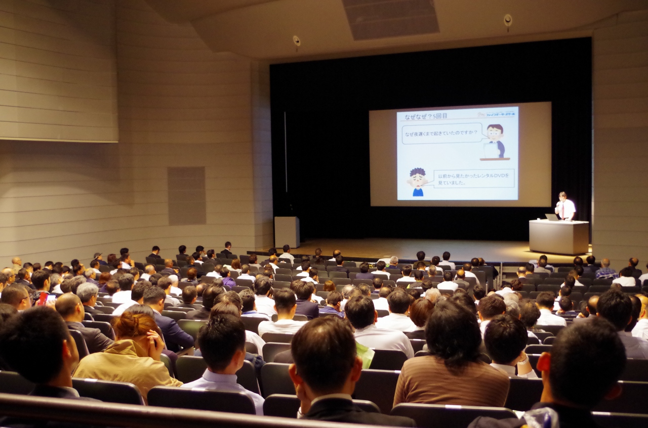 約500人が入れる小ホールで講話を行いました