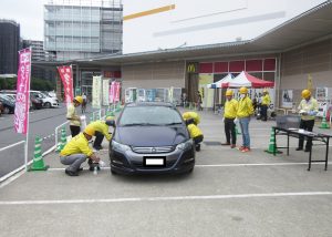 外の会場ではタイヤのプロ（日本自動車タイヤ協会、埼玉県タイヤ商工協同組合）による空気圧チェックが行われました。