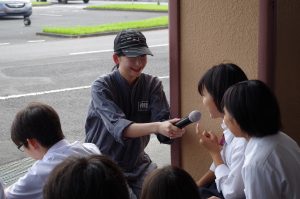 質問に答える様子