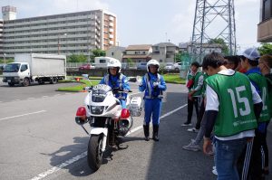 白バイ隊員から正しい乗車姿勢を教わります