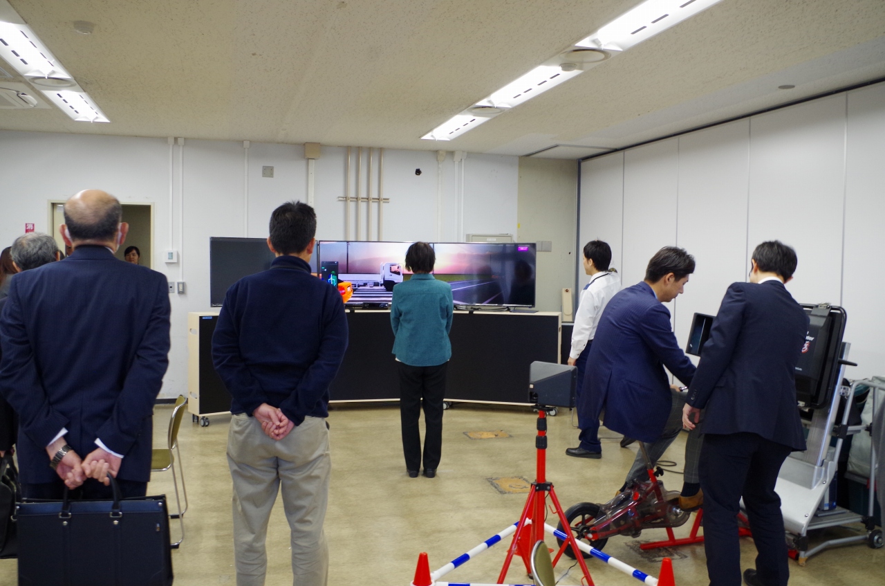 交通安全教育機材体験の様子２　